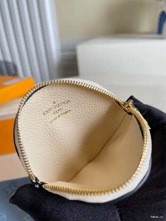 LOUIS POUCH VUITTON NTRIO 0627